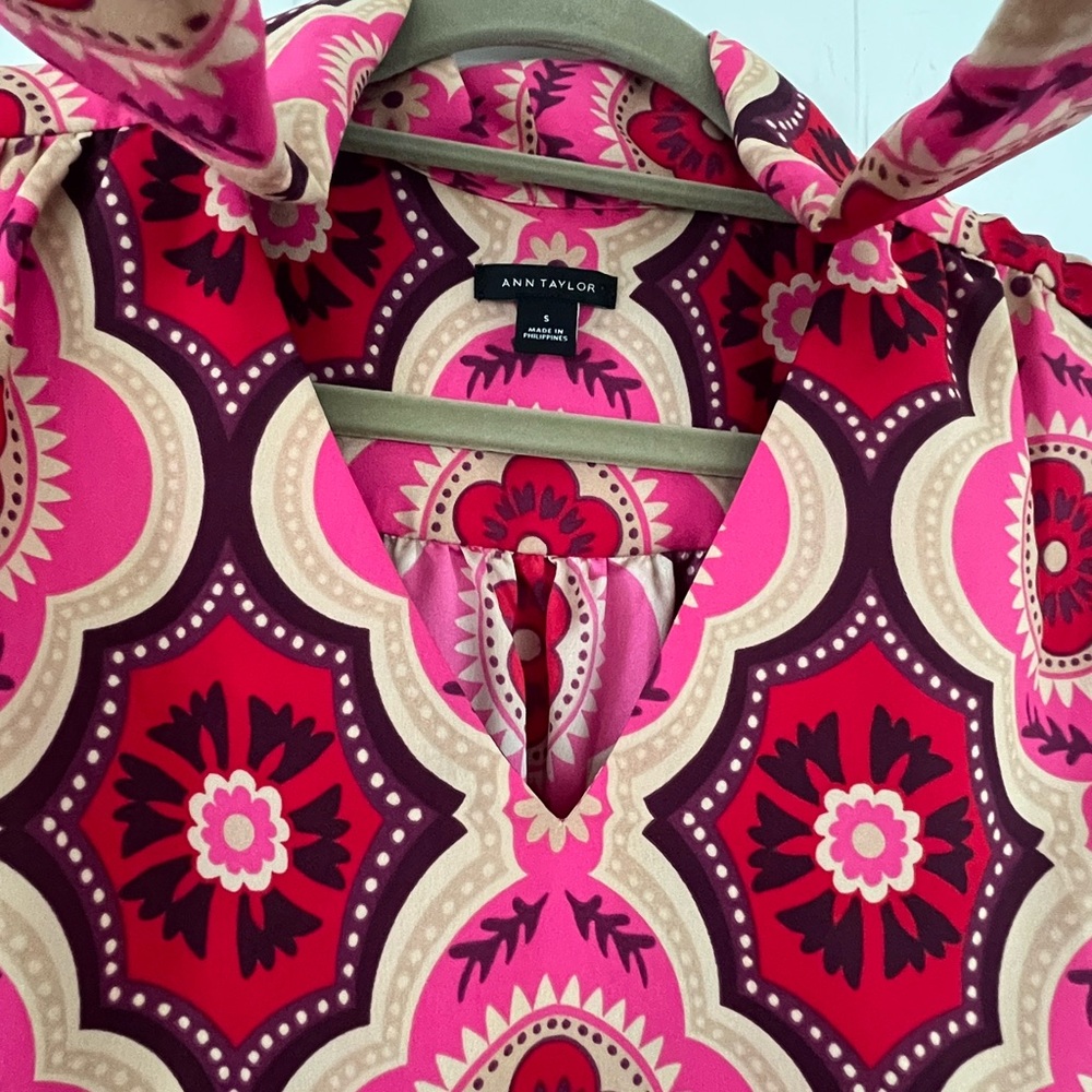 Ann Taylor Floral Mixed Media Tie Neck in Melrose Pink Top Blouse Size Small - Picture 4 of 16